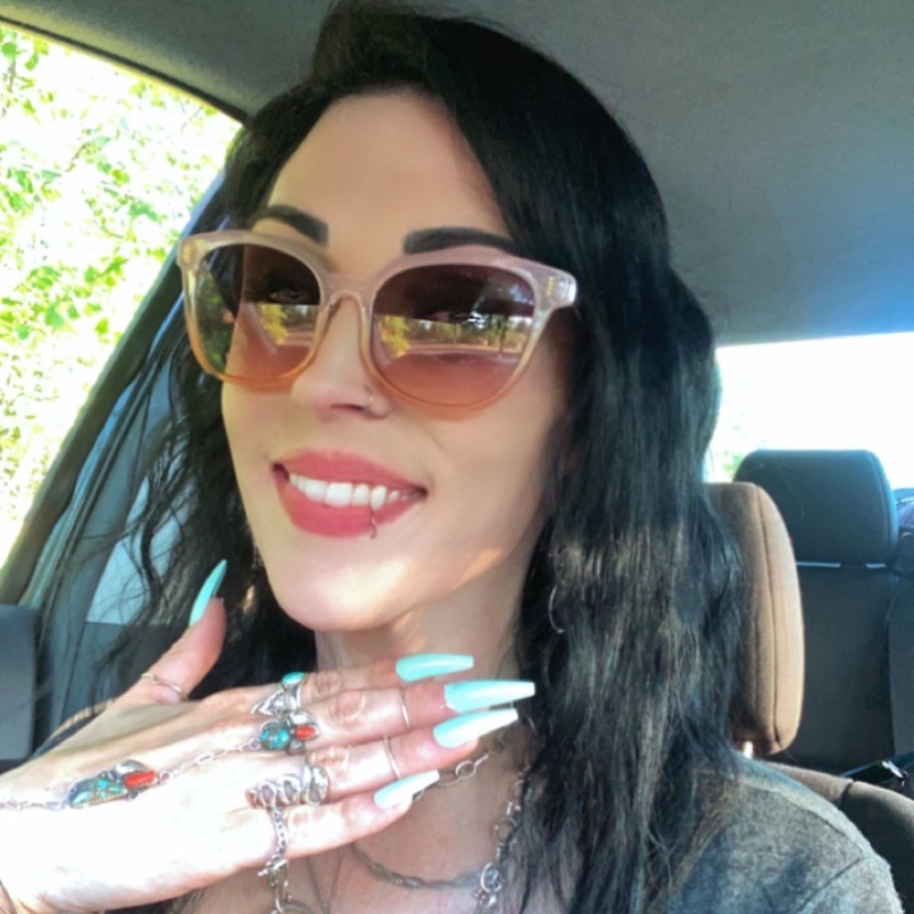Meet your Posher, Christina